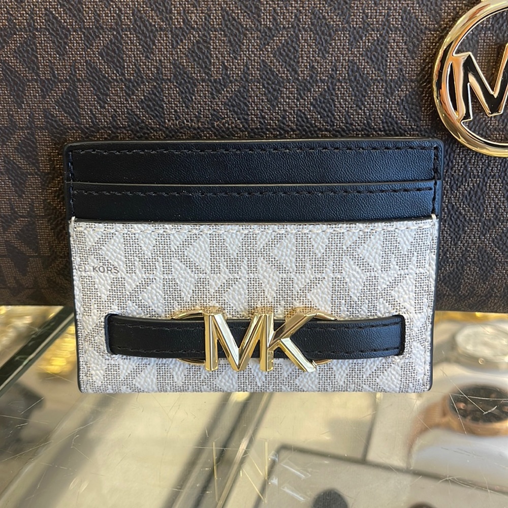 MICHAEL KORS
Reed Large Pebbled Leather Card Holder Case Wallt
Vanilla/Black
NWT